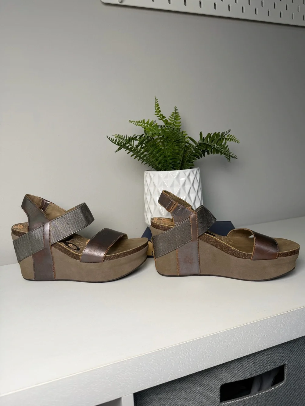 OTBT Women's Bushnell Wedge Sz 7M in Pewter/Bronze Leather